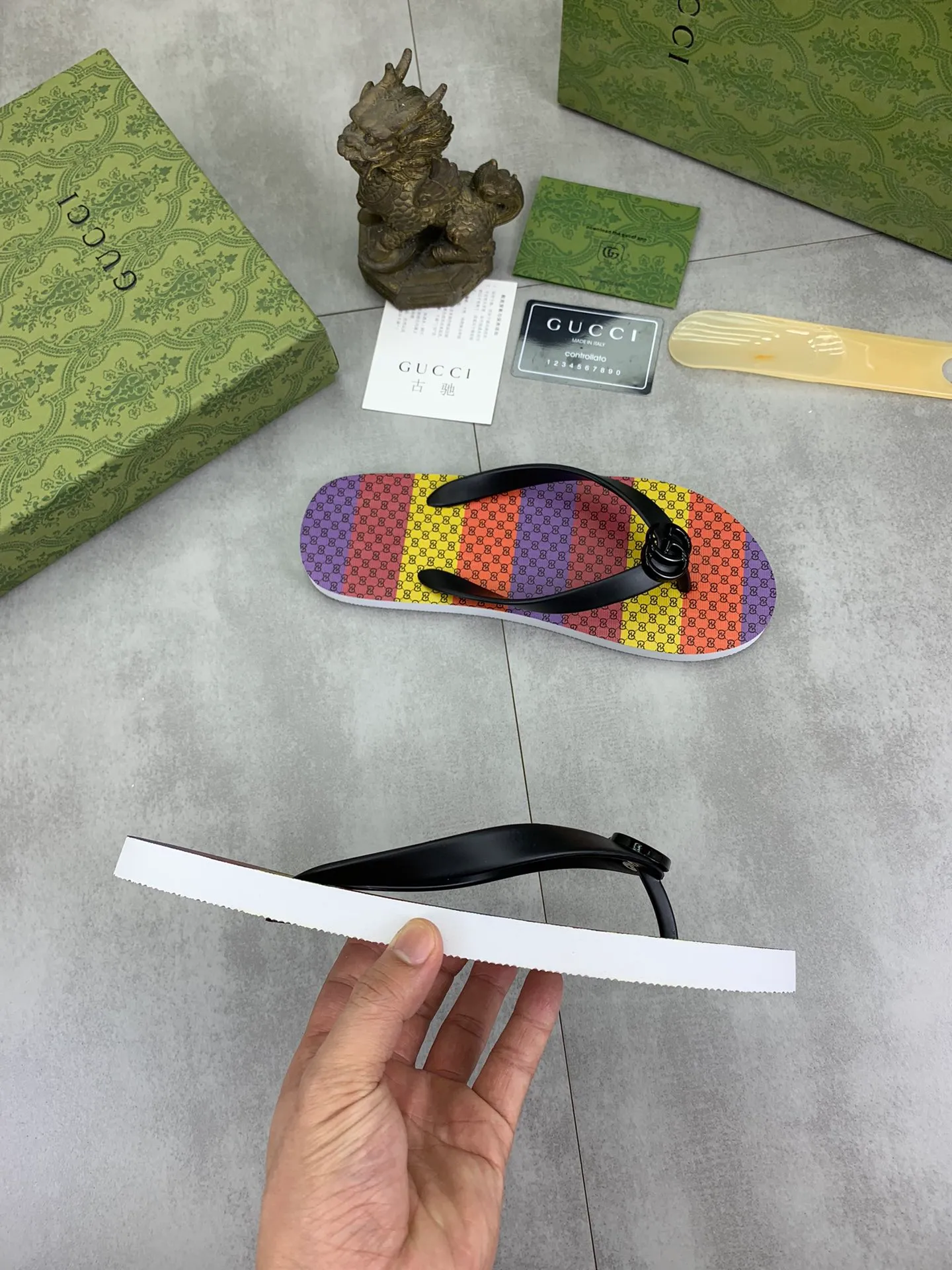 Men's men's shoes 💰P220💰【New style】🆘【GUCCI】Official website's popular Gucci adult couple 🧑‍🤝‍🧑 style, children's flip-flops are on sale at the counter simultaneously! Original fabric imported from Italy. Original bottom provided by the original factory. Size: Adult 36-45. Children’s size: 30-37. Multiple colors available.